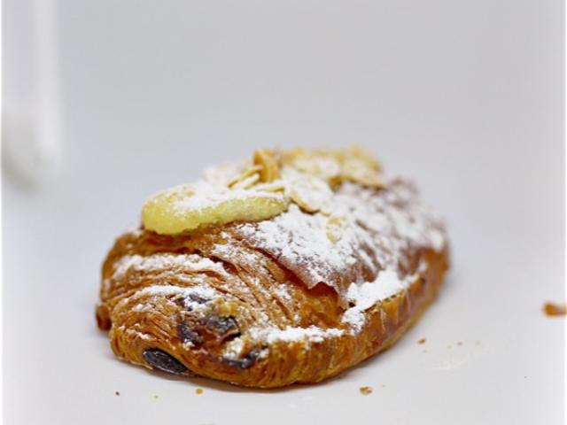 Le Pain au Chocolat aux amandes ou Croissant aux amandes