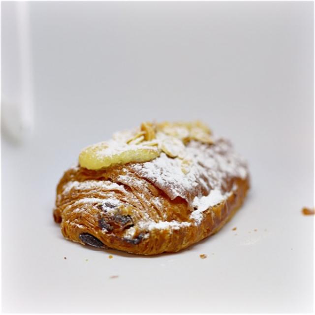 Le Pain au Chocolat aux amandes ou Croissant aux amandes